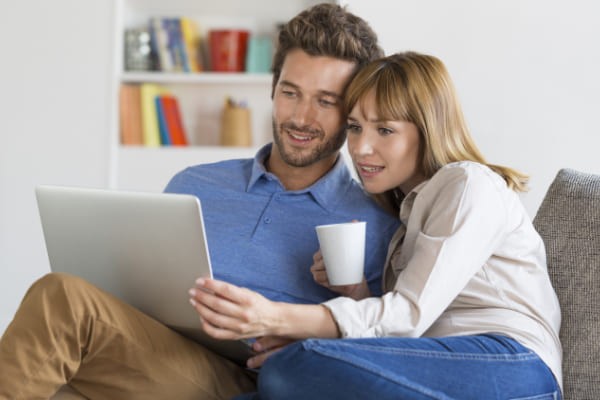 Ehepaar beim Gartenhausfenster online kaufen