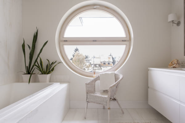 Rundfenster in Badezimmer als Designhighlight